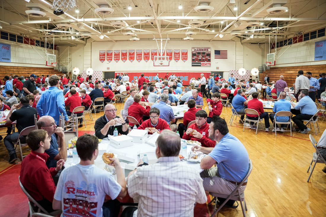 Alumni and students at the round tables across the packed gym floor
