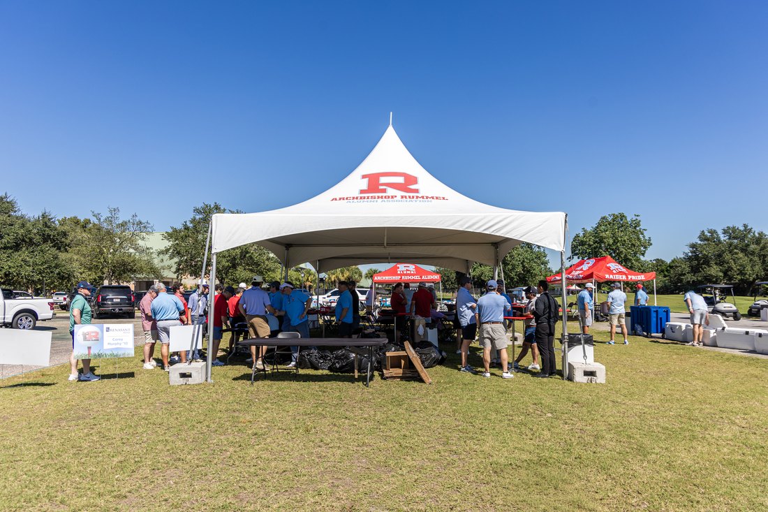 The R tents and the crowd gathered on the course before the shotgun start